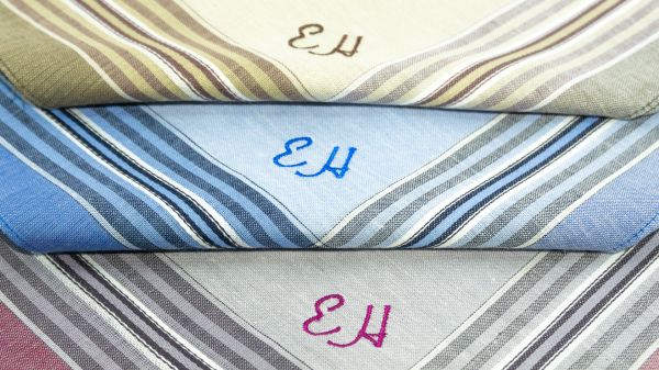 Sada pánských barevných kapesníků s výšivkou, světlejší